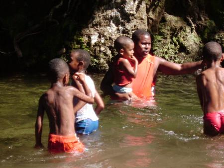 Patrick à la rivière ek tous ses enfants !!