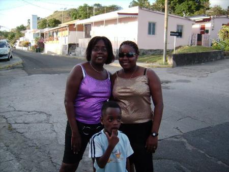 mon fils entouré des 2 sistas !!