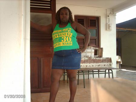 voi6 une copine de fdf ...gadey manzè M-Claire !! mr pa wèw k prend la pose ek ti jipp tala ? bon dié  !!