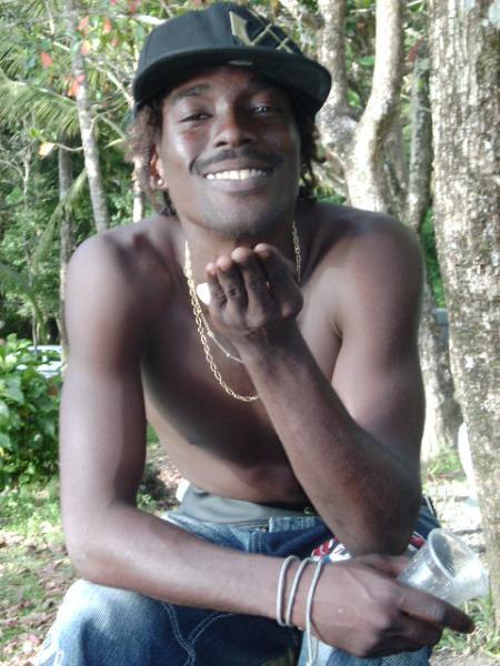 juste avant ce beau sourrire mr Tito lançait a mon appareil 1 smack...LOL !! tmtc