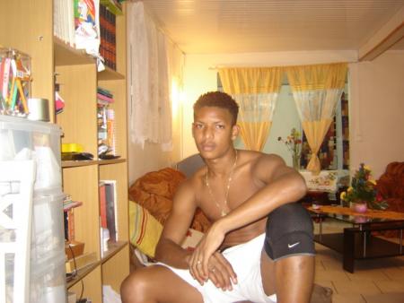 lécouz..ben ne croyez pas o apparence là il ft style sérieux et tt attendez 2 v3r la tof ki s8 et vs comprendrez !! LOL