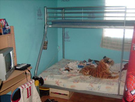 eeeh oui mon fils a son garde du corps quand il dort !! (man pè i rivé a tè a !!)