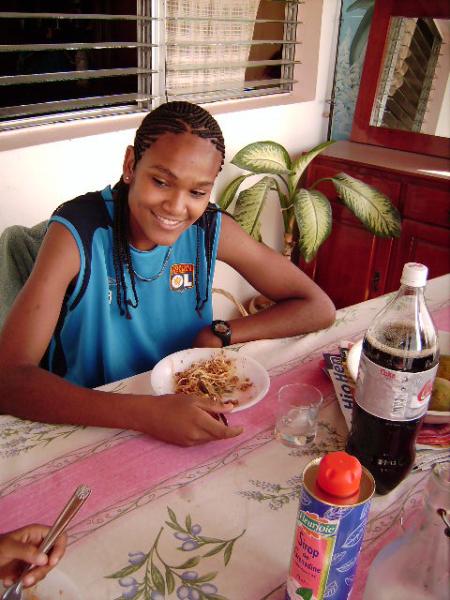 Didy prend son déjeuner à l'heure du goûter  à la maison...lol