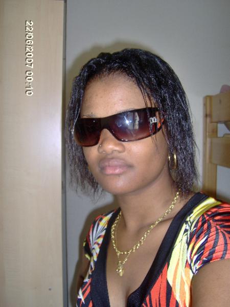 Tro belle Manik !! ( le couz prend soin di'y pou pa pèd li ) ..LOL