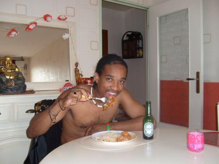 yèp !! mon vieux frédo à table...tjr ek sa bouteille..( le papa 2 mon fils )